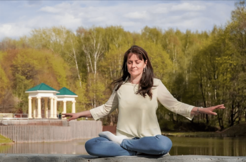 Наталија Миненкова медитира во парк во Москва, јули 2022 година