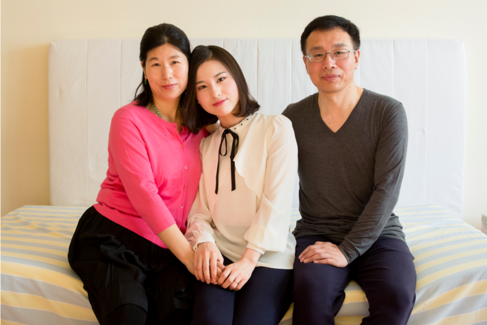 (Одлево на десно) Ванг Хуиџуан, Ли Фујао и Ли Шенџун во нивниот нов дом во Квинс, Њујорк во 2017 година. Семејството побегнало од Кина во 2014 година за да добие азил после долгогодишна раздвоеност и тортура заради практикување на Фалун Гонг.