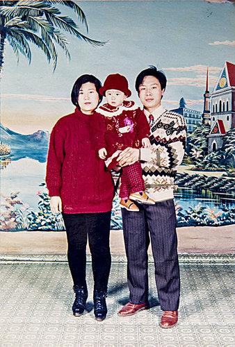 Ванг Хуиџуан, Ли Фујао и Ли Шенџун во градот Тијанџин, Кина, 1995 година, три години пред да започнат со практикување на Фалун Гонг.