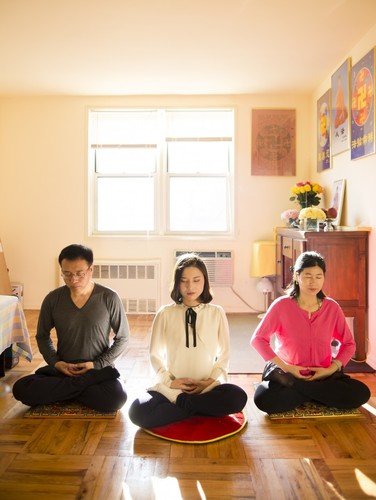 Ли Шенџун, Ли Фујао и Ванг медитираат во својата куќа во Квинс, Њујорк. (Самира Буау / Епох Тајмс)